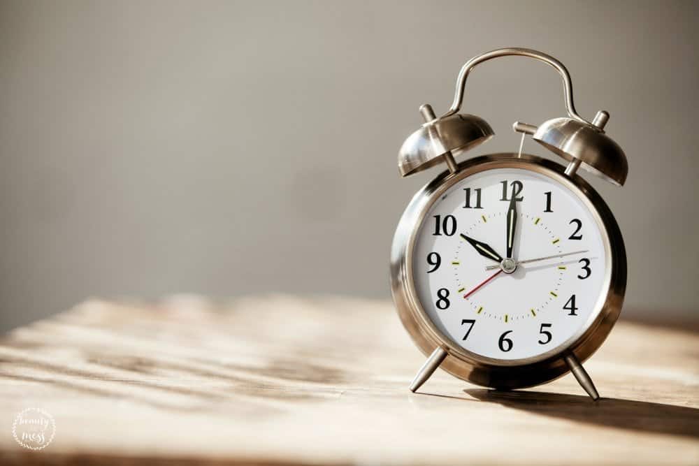 10 things to do before 10 pm for a better evening routine - clock says 10 