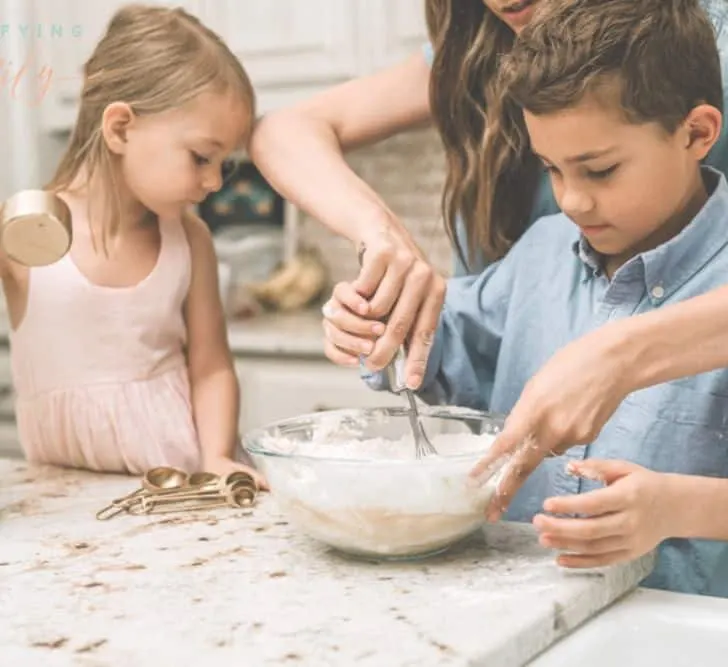 recipes kids can cook - kids in the kitchen cooking with mom
